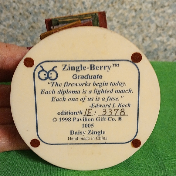 𝑺𝒊𝒏𝒈𝒍𝒆 𝑩𝒆𝒓𝒓𝒚 𝟏𝟗𝟗𝟖 𝑮𝒓𝒂𝒅𝒖𝒂𝒕𝒊𝒐𝒏 𝑭𝒊𝒈𝒖𝒓𝒊𝒏𝒆 - Picture 8 of 9